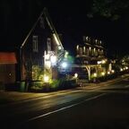 Unser Hotel bei Nacht